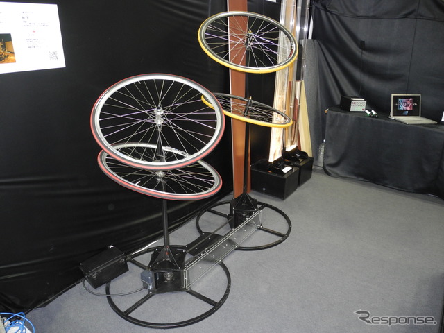 ラパンクリエイトが製作した自転車の車輪を利用したオブジェ(「JAPAN SHOP2013」)