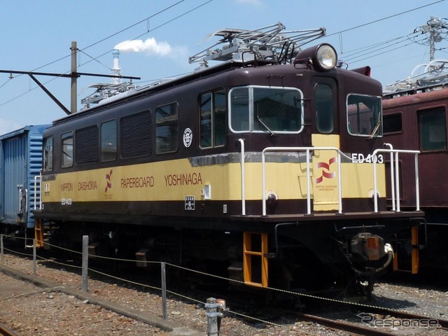 運転台での記念撮影が行われるED403。
