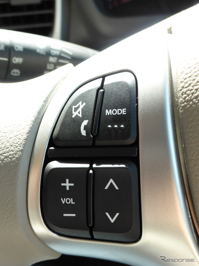 ナビ装着車に標準で装備されるステアリングリモコン。電話の着信にも対応する