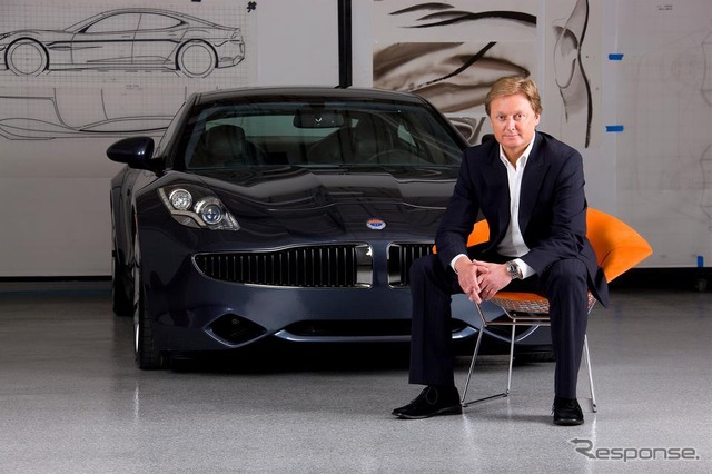 フィスカーオートモーティブのヘンリック・フィスカー会長とPHVスポーツカーのカルマ