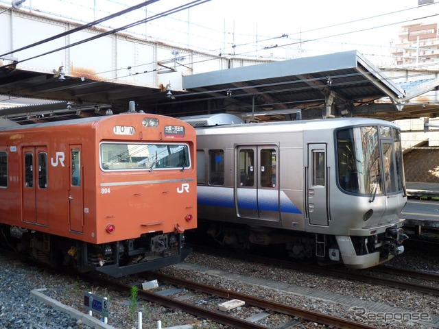 大阪環状線で運転されている旧国鉄車の103系（左）と223系（右）。