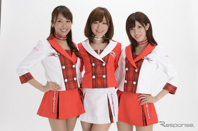 第8期クレインズを発表(写真:左から高家望愛さん、岩田明子さん、高塚麻奈さん)