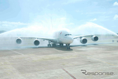 放水式による歓迎を受けるエミレーツ航空A380