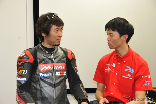チーム代表岸本吉広MIRAI社長（右）とライダーの松下ヨシナリ選手（左）