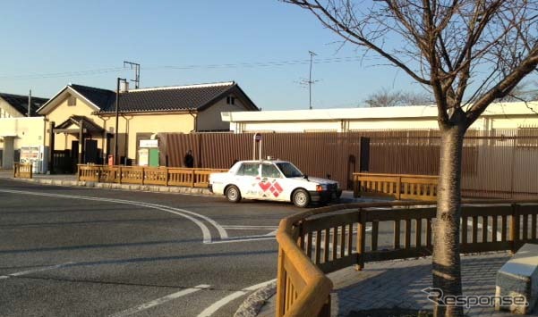 リニューアル工事中の勿来駅。駅舎のデザインはそのまま生かし、隣接する建物を駅舎のデザインに取り込んでいる。