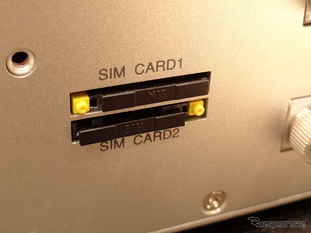 SIMカードスロットは2つあり、キャリアが変わってもシームレスに通信できる。