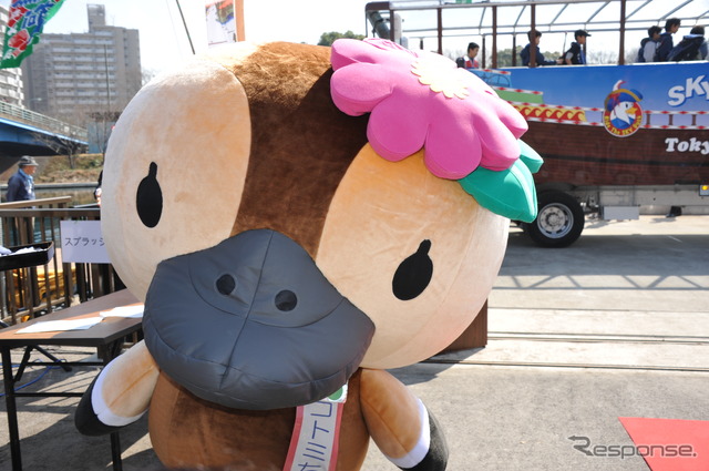 江東区の観光キャラクター「水辺のアイドル・コトミちゃん」も登場