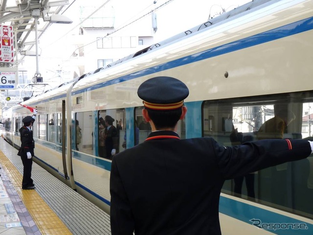 2013年3月16日のダイヤ改正で、浅草発10時以降の下り特急列車が全てスカイツリー駅に停車するようになった。