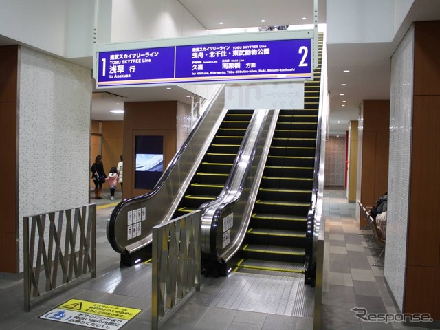 とうきょうスカイツリー駅の改札内コンコースとホームをつなぐエスカレーター。