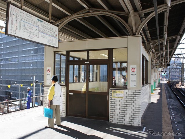 リニューアル前の業平橋(現・とうきょうスカイツリー)駅の駅名標。上屋を支える曲線を描いた柱はリニューアル後も残った。(2010年12月)