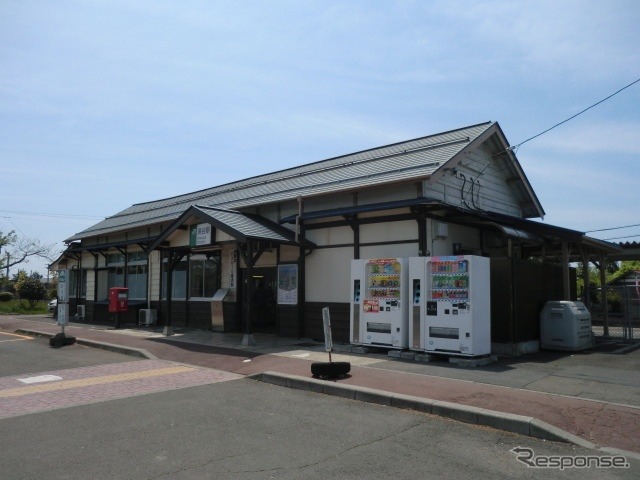 木造造りの涌谷駅旧駅舎。