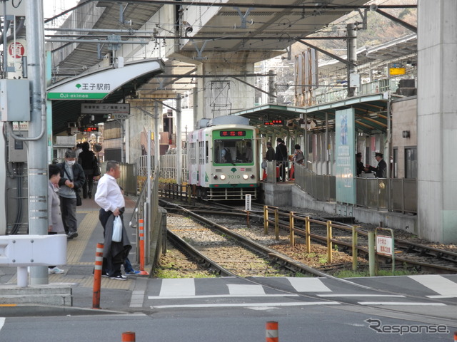 王子駅前。都電がこれから一般道路の上を走って行く