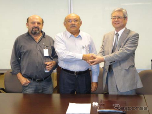 調印後に握手する、東海ゴム工業の尾崎副社長（右）とProduflex MG社の Edgar President（中央）、Expedito氏