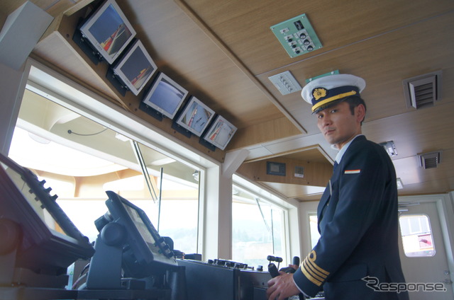 箱根海賊船 ロワイヤルII 室伏岳文船長