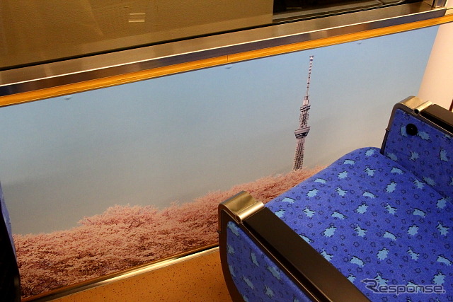 東京スカイツリーの四季が描かれた車内壁面