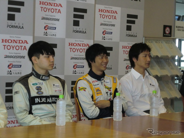左からキム・ドンウン、平川亮、韓国人選手のアドバイザーを務めた井出有治(Fニッポン通算3勝)。