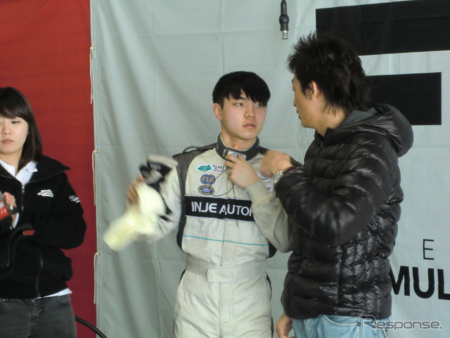 井出有治アドバイザーとデイスカッションするキム・ドンウン。