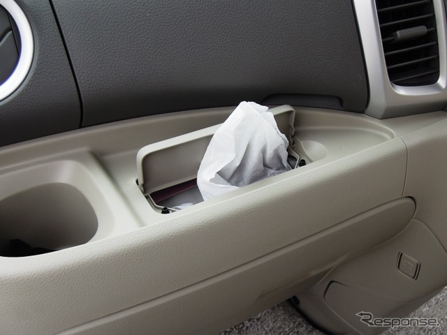 助手席前のティッシュポケットは運転席側からでも取り出し可。