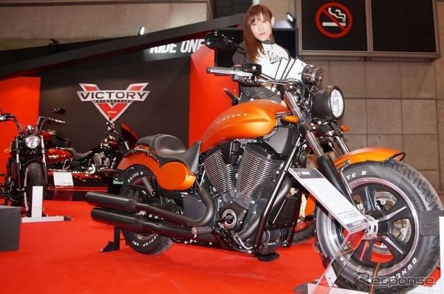 東京モーターサイクルショー2013に登場するコンパニオン