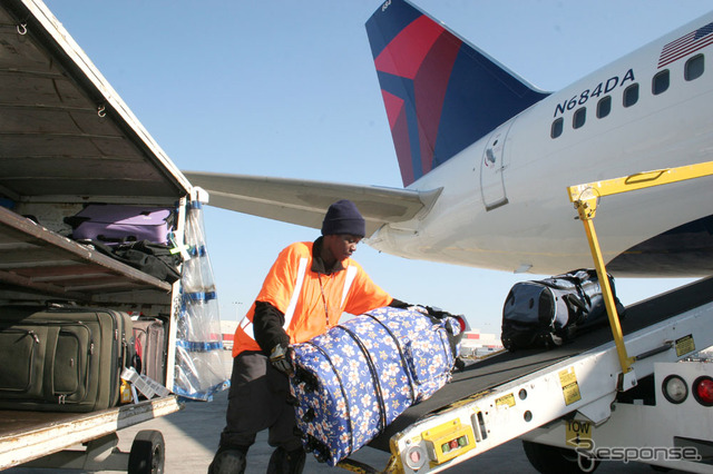 荷物の積込みを行うデルタ航空の従業員