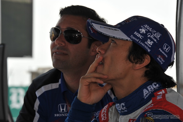 他車の動向をモニターでチェックする佐藤琢磨。写真：Indycar