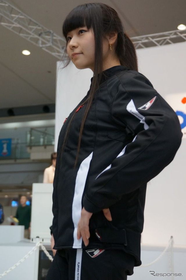 【東京モーターサイクルショー13】女性向けのファッションショーを開催