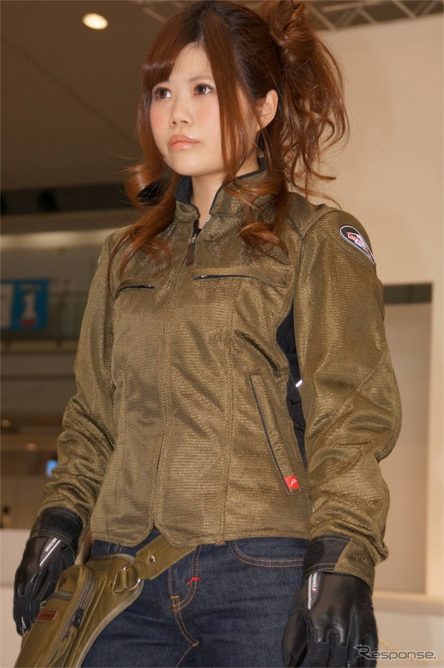 【東京モーターサイクルショー13】女性向けのファッションショーを開催