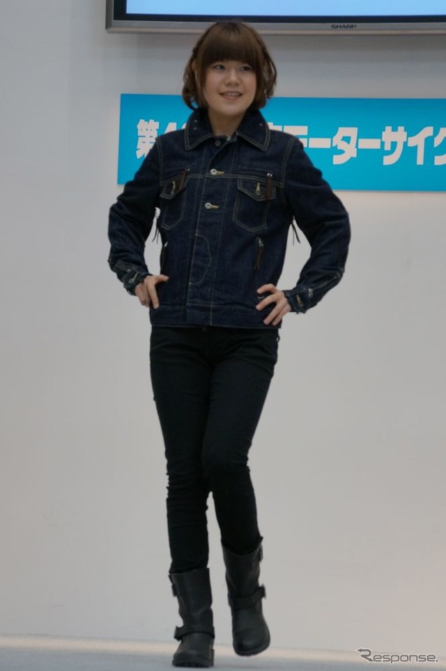 【東京モーターサイクルショー13】女性向けのファッションショーを開催