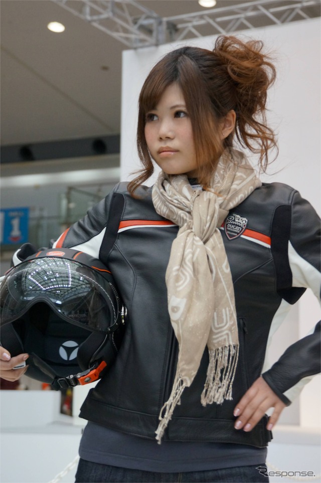 【東京モーターサイクルショー13】女性向けのファッションショーを開催