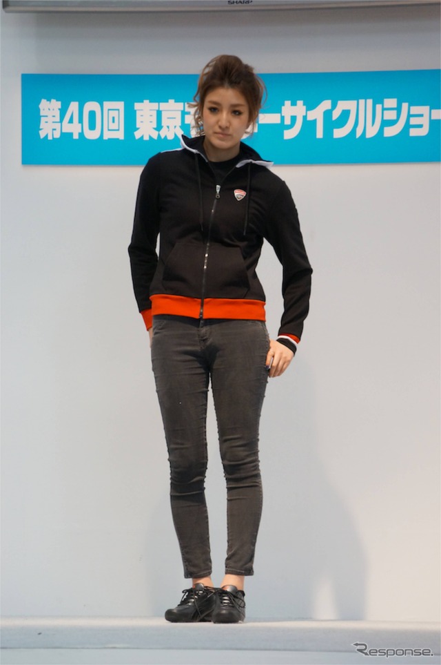 【東京モーターサイクルショー13】女性向けのファッションショーを開催