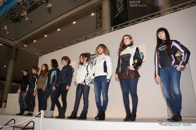 【東京モーターサイクルショー13】女性向けのファッションショーを開催