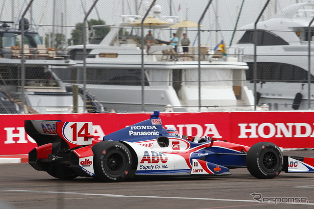開幕戦の舞台、セント・ピーターズバーク特設コースを走る佐藤琢磨。写真:Indycar