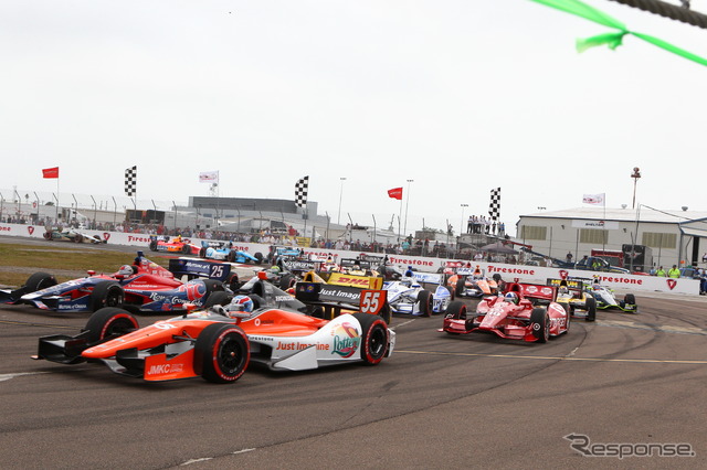 手前55番車は新人のボーティエ。上位で健闘した(マシントラブルで21位)。写真:Indycar