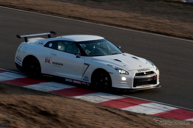 ニュル24時間レースに参戦するGT-R