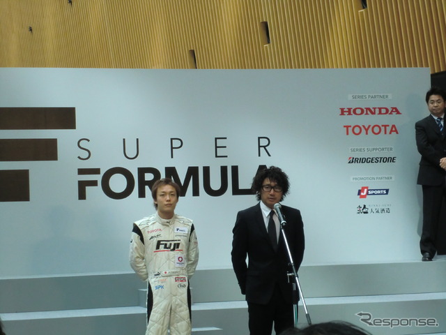 KONDO RACINGの近藤真彦監督(右)と、ドライバーの安田裕信。