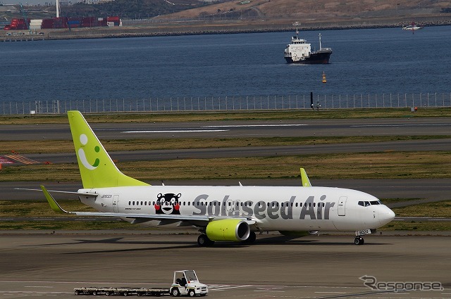 羽田空港のD滑走路へ向けてタキシング中の「くまモンGO!」。