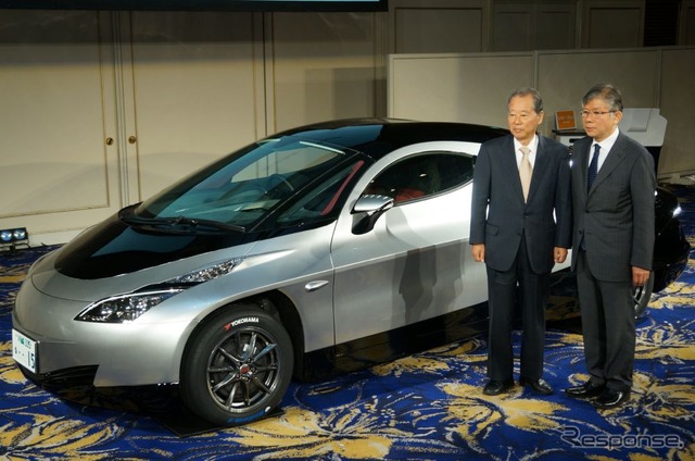 写真、左から取締役会長の福武總一郎氏と代表取締役社長の清水浩氏