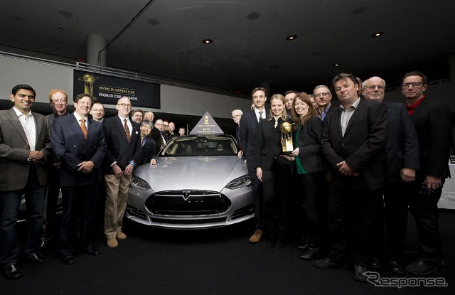 2013ワールドグリーンカーオブザイヤーに輝いたテスラ モデルS（ニューヨークモーターショー13）
