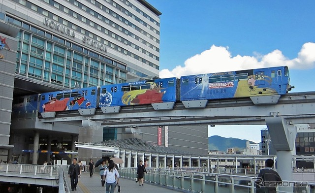 北九州モノレールの「銀河鉄道999号」。1000形の車体に星野鉄郎やメーテルが描かれている。
