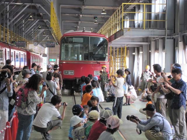 「名鉄でんしゃまつり」で実施される電車と綱引き。