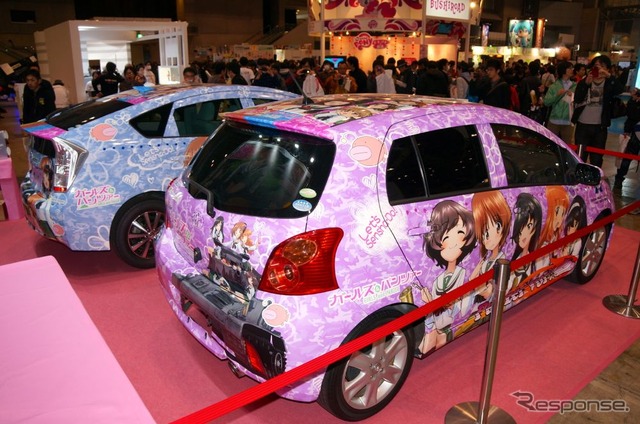 アニメコンテンツエキスポ2013に展示されたガールズ&パンツァーの公式痛車(C)GIRLS und PANZER Projekt