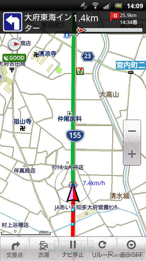 画面上部に次に曲がるポイント、目的地までの距離、到着予想時間などがまとめて表示される。地図はシンプル路線のデザインだが、情報量そのものは豊富だ。