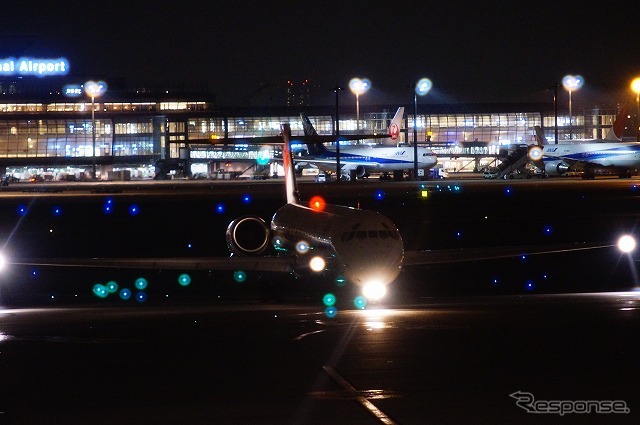 ラストフライトとなった広島からの1614便は定刻から約40分遅れで羽田空港8番スポットに到着。