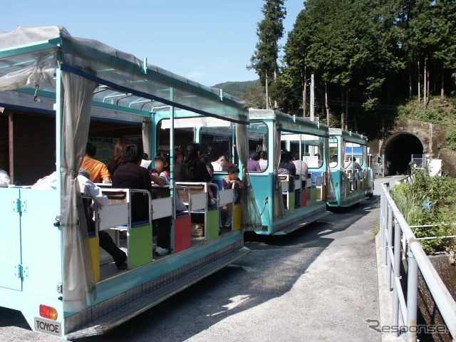 公園扱いで再整備された岩日北線の路盤を走るタイヤ付き遊覧車「とことこトレイン」。奥に広瀬トンネル（きらら夢トンネル）が見える。