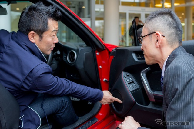 河口氏は、自身の所有するBRZにもソニックデザインのスピーカーを装着したという。右はソニックデザインの兼田弘喜氏