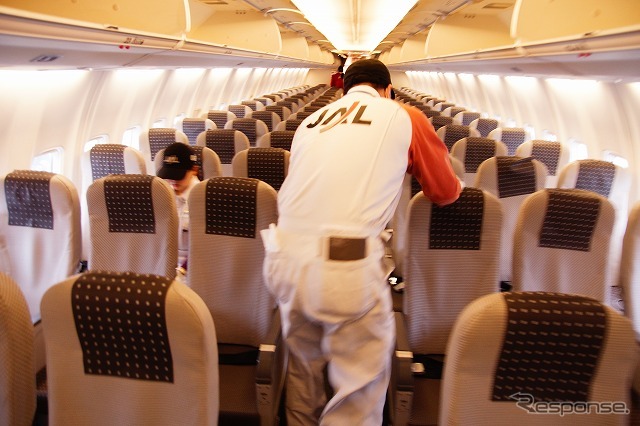 機内の清掃開始。2人が左右に分かれて作業を行う。1列あたりの処理時間は非常に短い。
