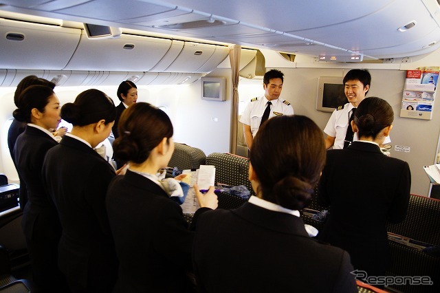 ボーイング777は沖縄行き。機内ではパイロットとアテンダントが集合してのブリーフィングを実施。