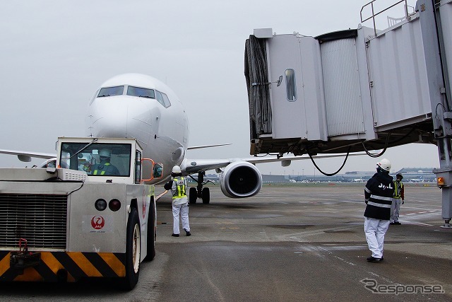 ボーイング737は長崎行き。ボーディングブリッジも切り離され、いよいよ出発。
