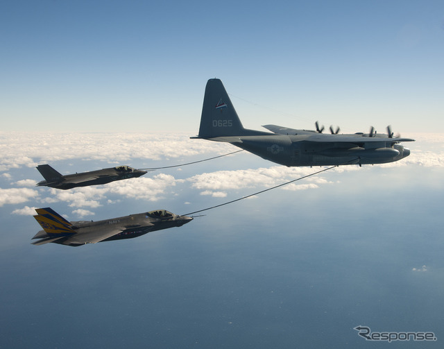空中給油を行うC-130Jスーパーヘラクレス