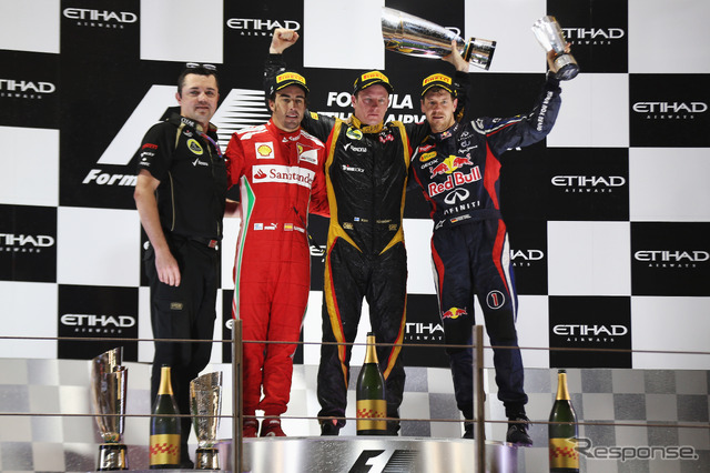 ロータスのエリック・ブリエ代表(左端)2012年アブダビGP